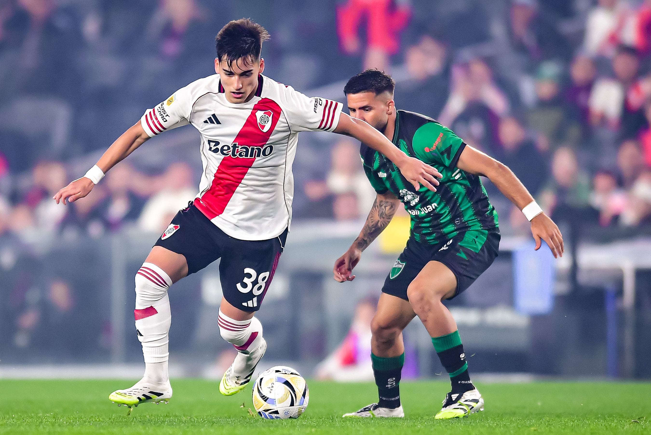 Ian Subiabre in action for River Plate.