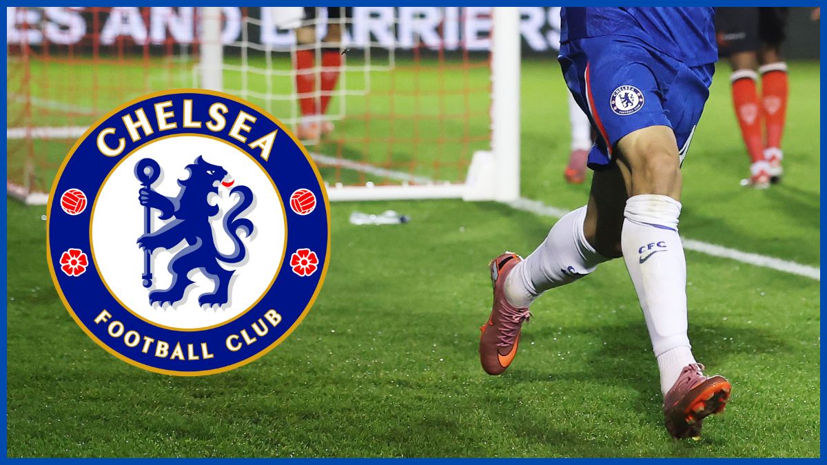 Facundo Buonanotte com o logotipo do Chelsea.