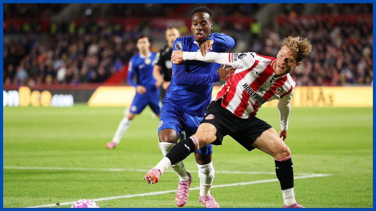 Jamie Gittens fights for the ball.
