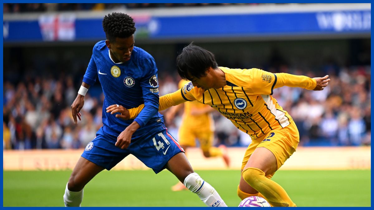 Estevao Willian zmierzy się z Mitoma. (Zdjęcie Clive Mason/Getty Images)