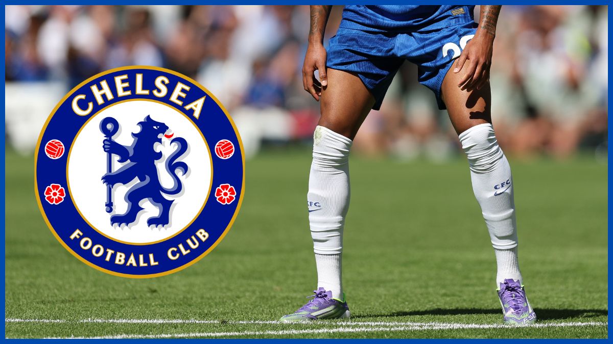 João Pedro com o logotipo do Chelsea.