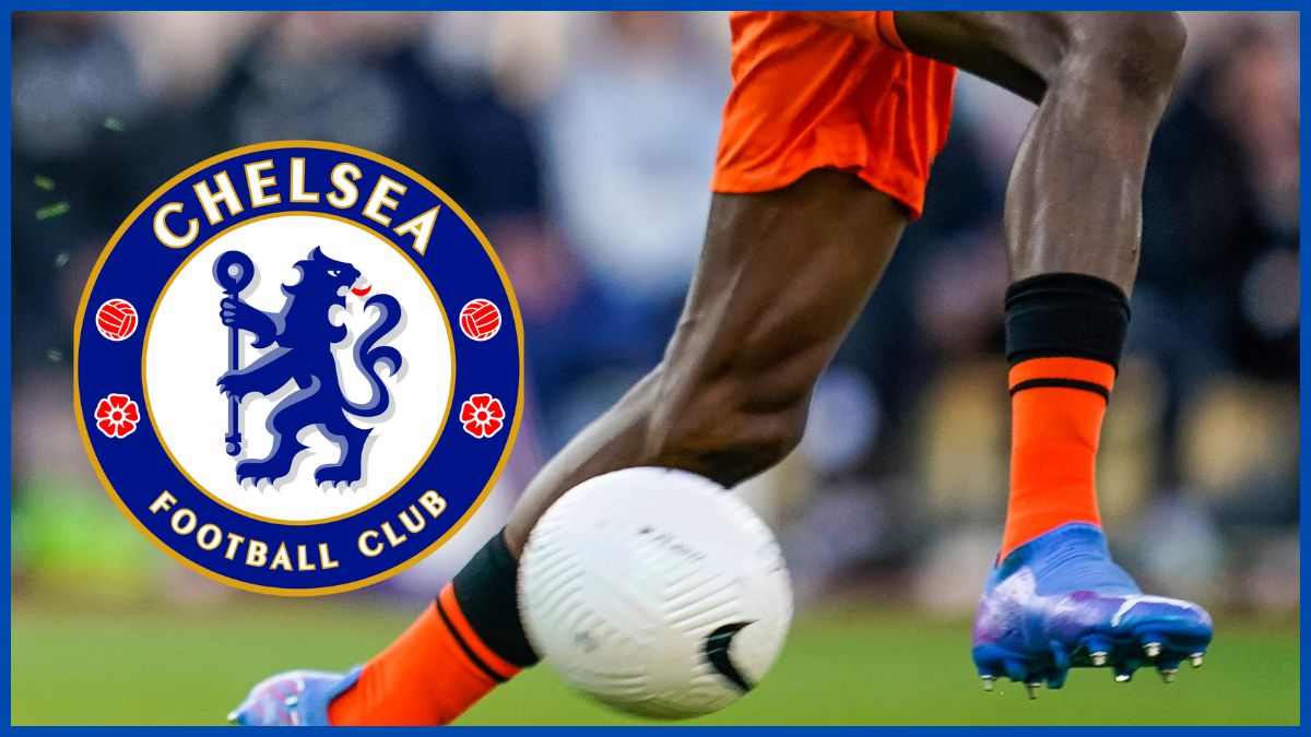 Emanuel Emegha con el logo del Chelsea.