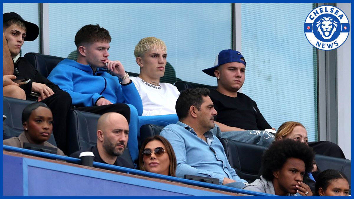 Alejandro Garnacho watches Chelsea from the stands.