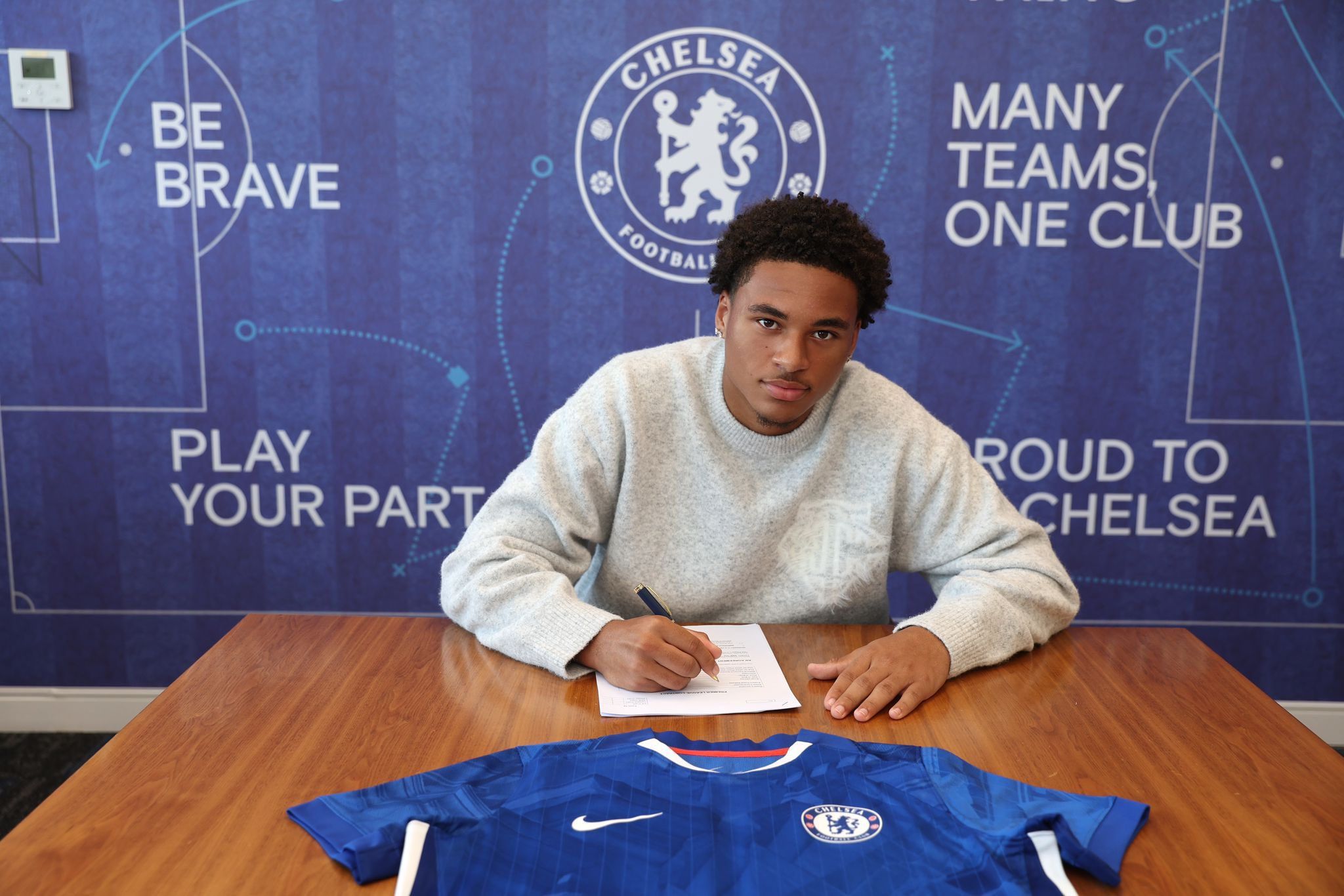 Riley Ebho signs for Chelsea. (Photo by Chris Lee/Chelsea FC)