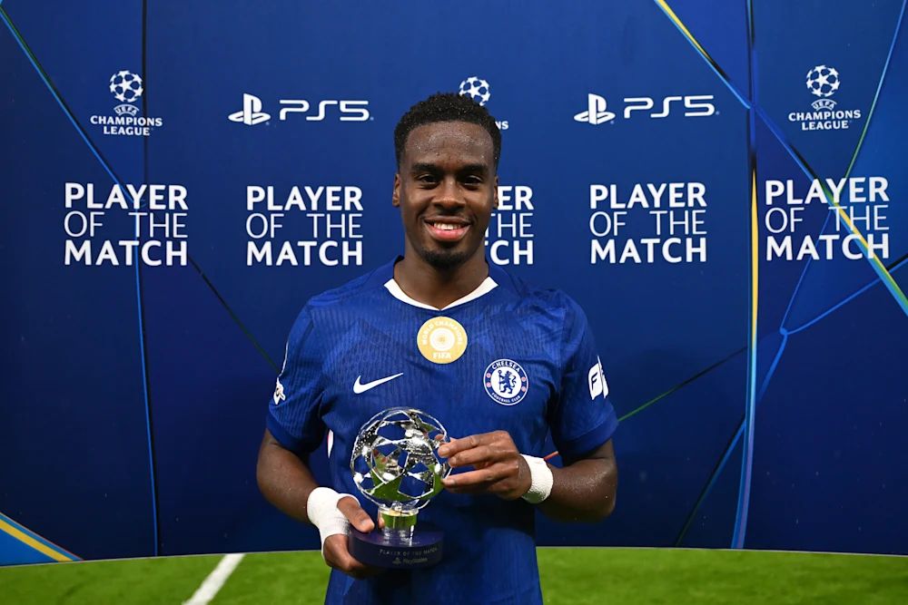 Jamie Gittens with a Man of the Match award. (Photo by Darren Walsh/Chelsea FC)