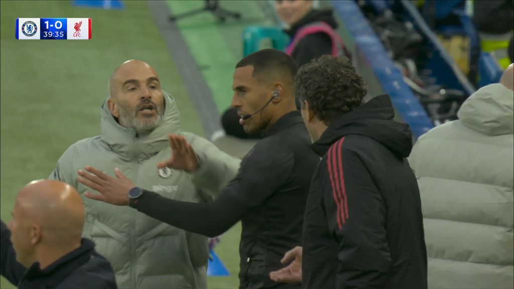Enzo Maresca dostaje żółtą kartkę w meczu przeciwko Liverpoolowi za kłótnię z Javim Valero.