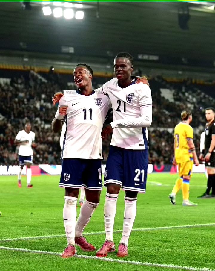 Jamie Gittens e Tyric George em ação pela Inglaterra Sub-21