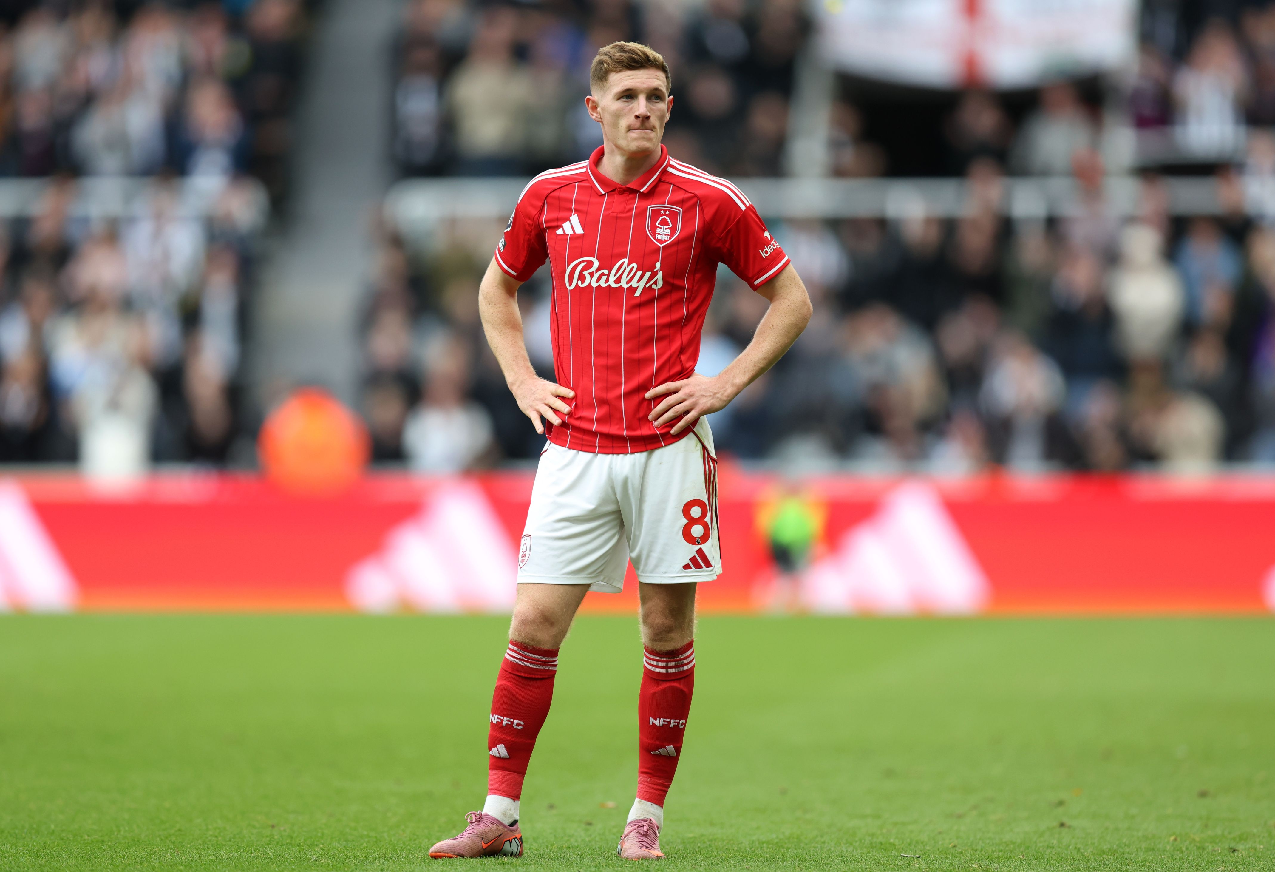 Elliott Anderson em ação pelo Nottingham Forest.