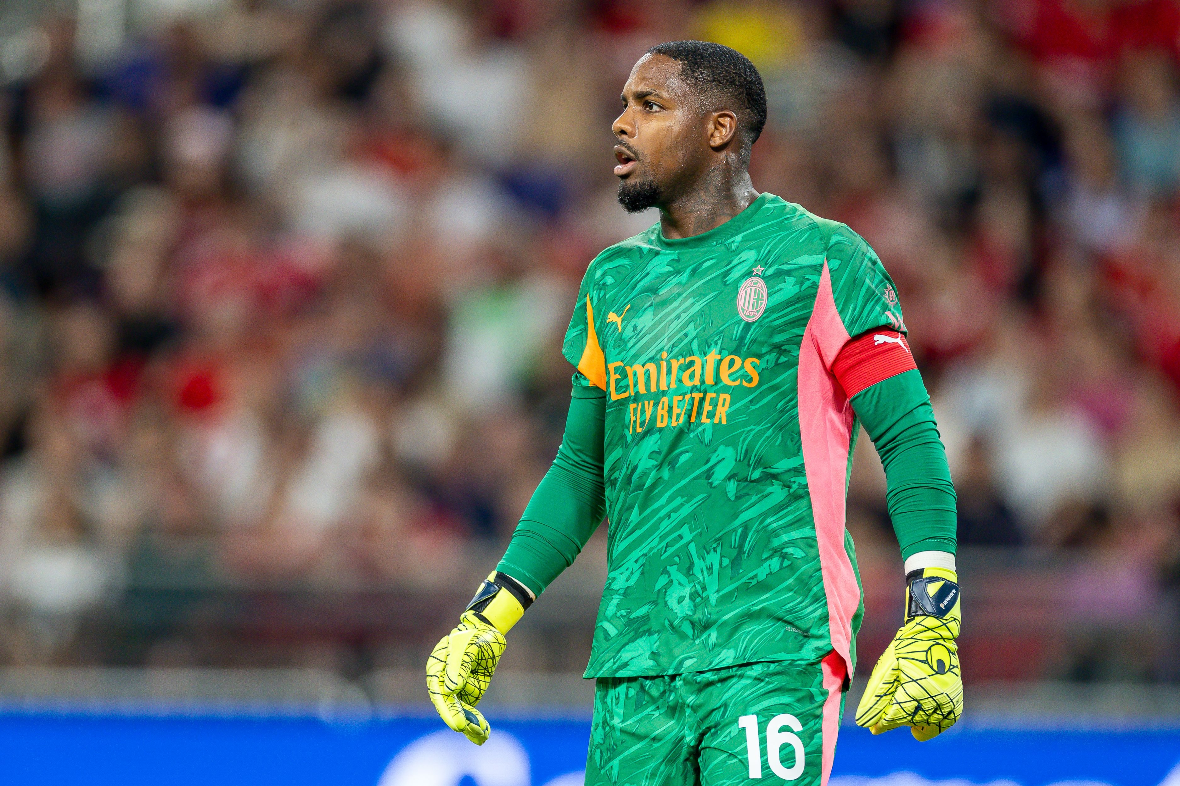 Mike Maignan in action for AC Milan.