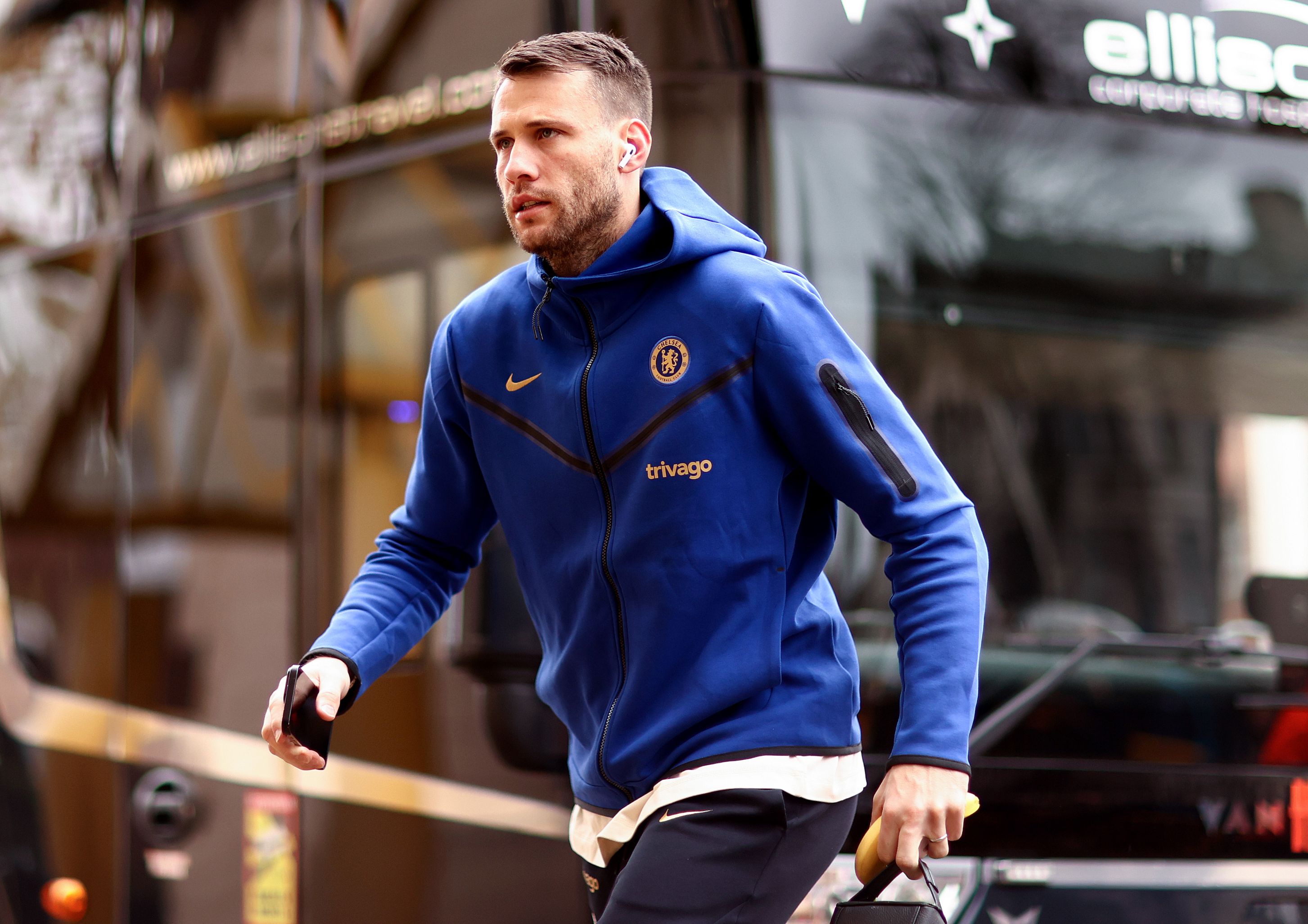 Marcus Bettinelli chega para o jogo com o Chelsea.