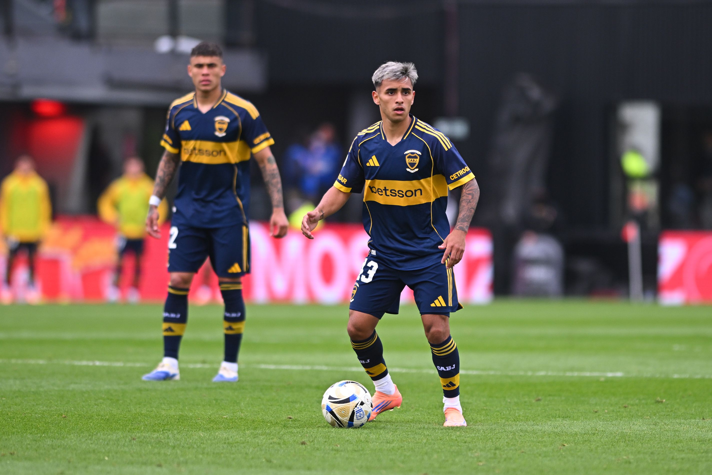 Milton Delgado in action for Boca Juniors.
