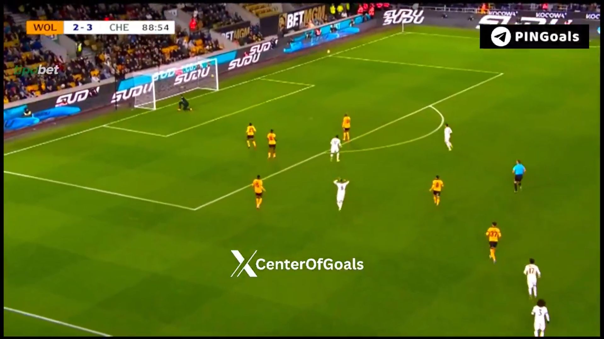 Jamie Gittens hits a rocket strike.