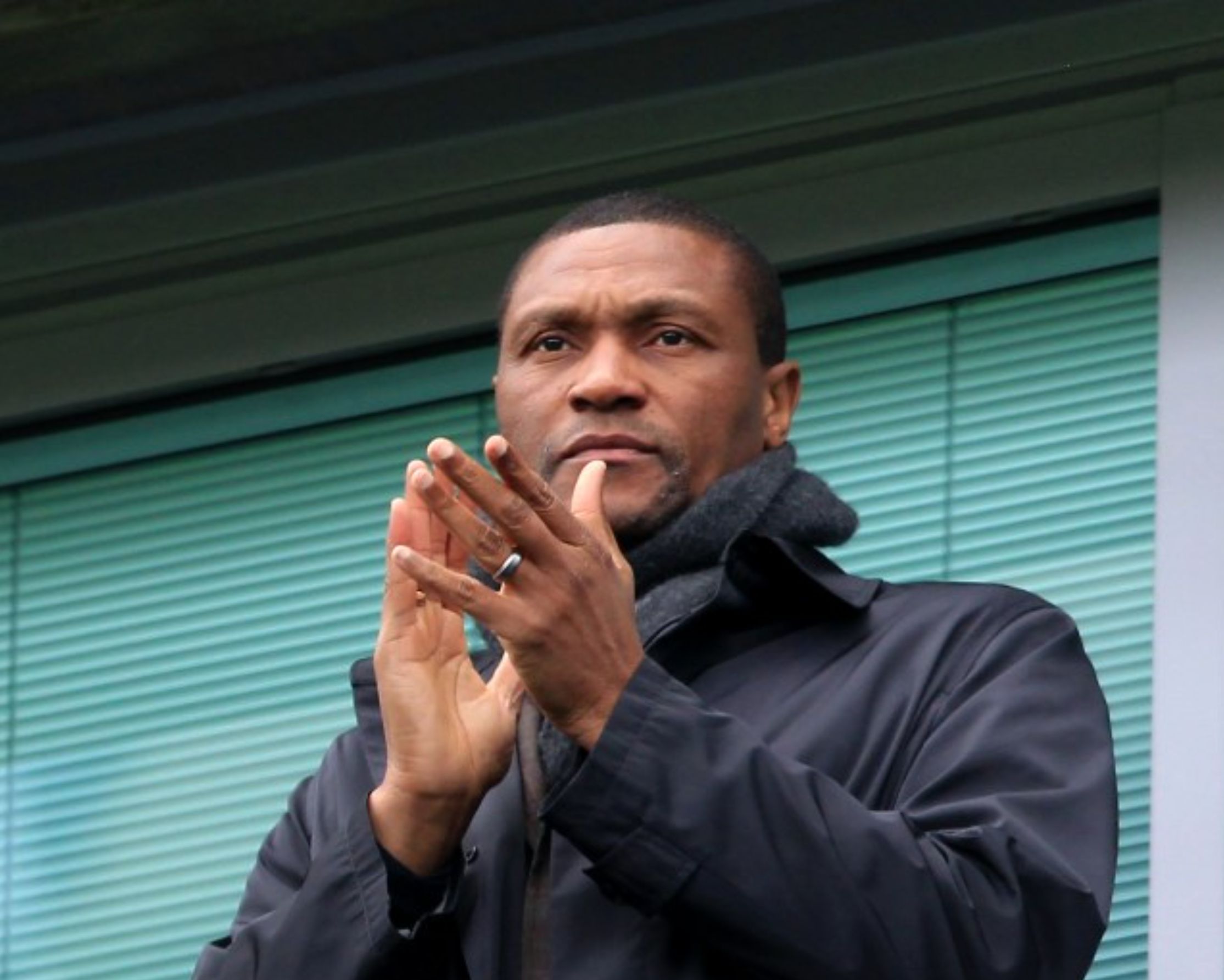Michael Eminalo, de Stamford Bridge, para ver a primeira equipe de seu filho.