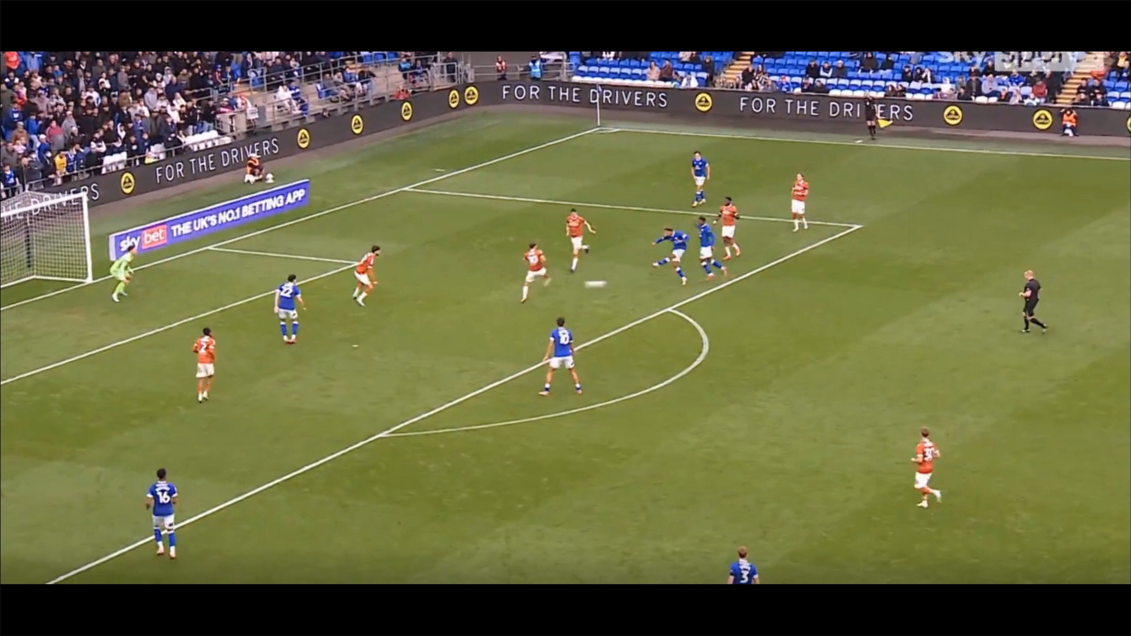 Omari Kellyman cuts inside and lashes in a shot.