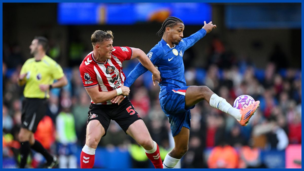 Joao Pedro fights for the ball.