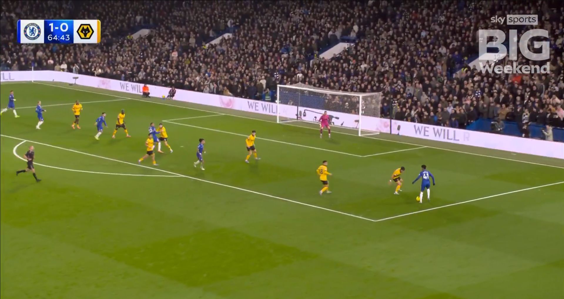 Estevao se enfrenta a un defensor antes de ayudar a Joao Pedro.