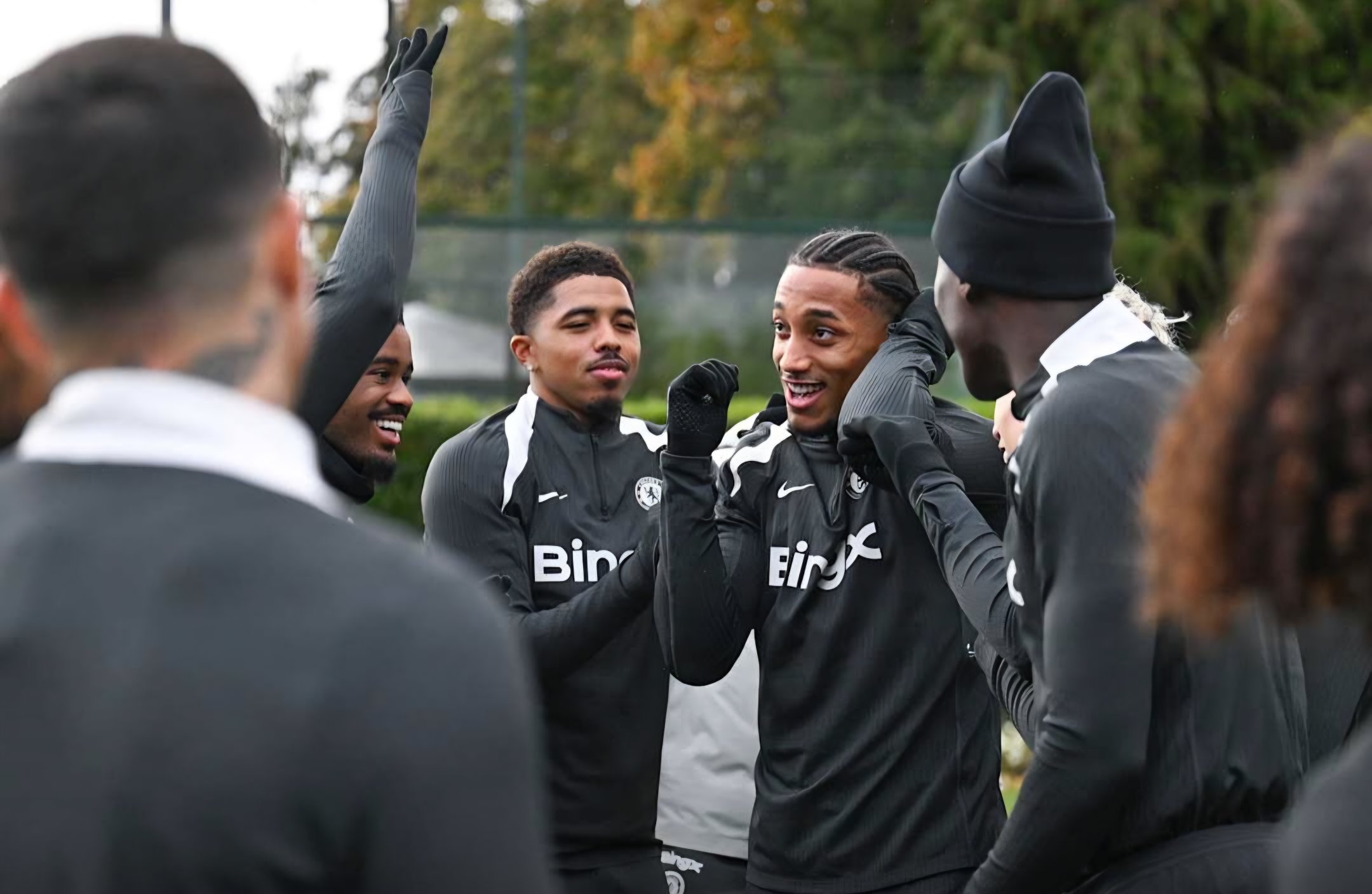 Wesley Fofana, Jarel Hato e João Pedro treinando com seus companheiros