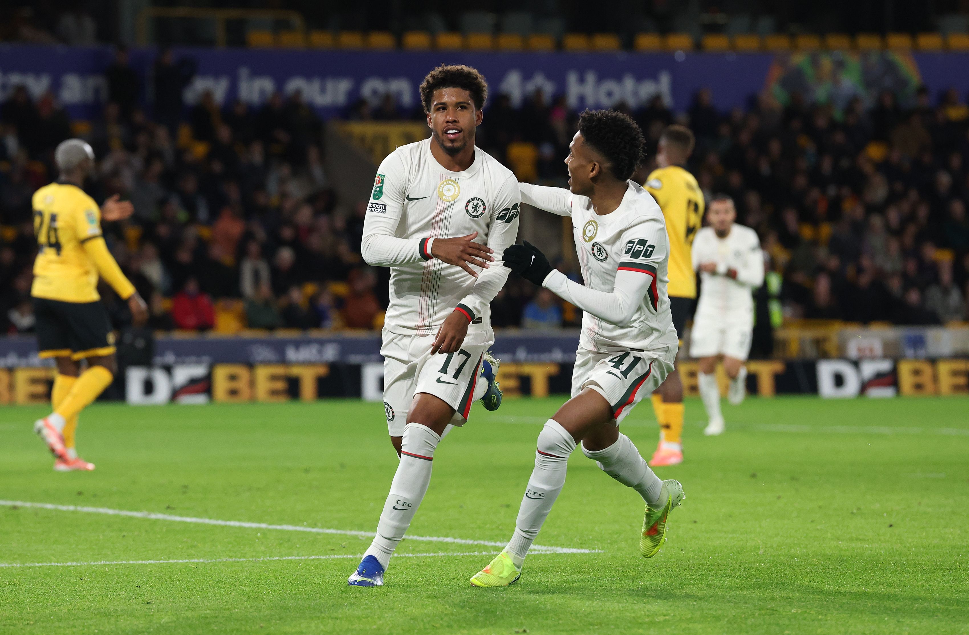 André Santos e Estêvão comemoram pelo Chelsea.