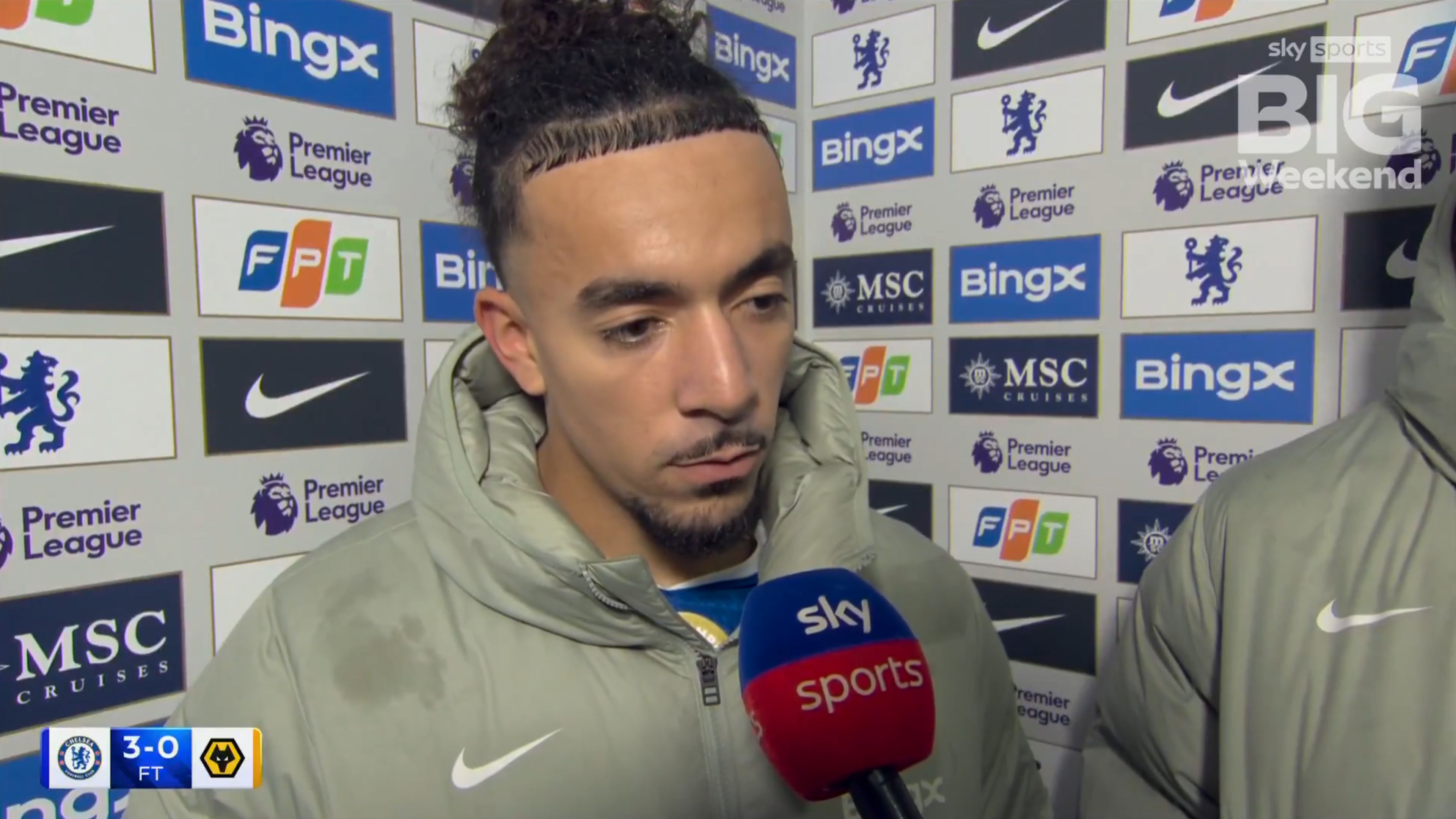 Malo Gusto y Joao Pedro charlan tras una victoria.