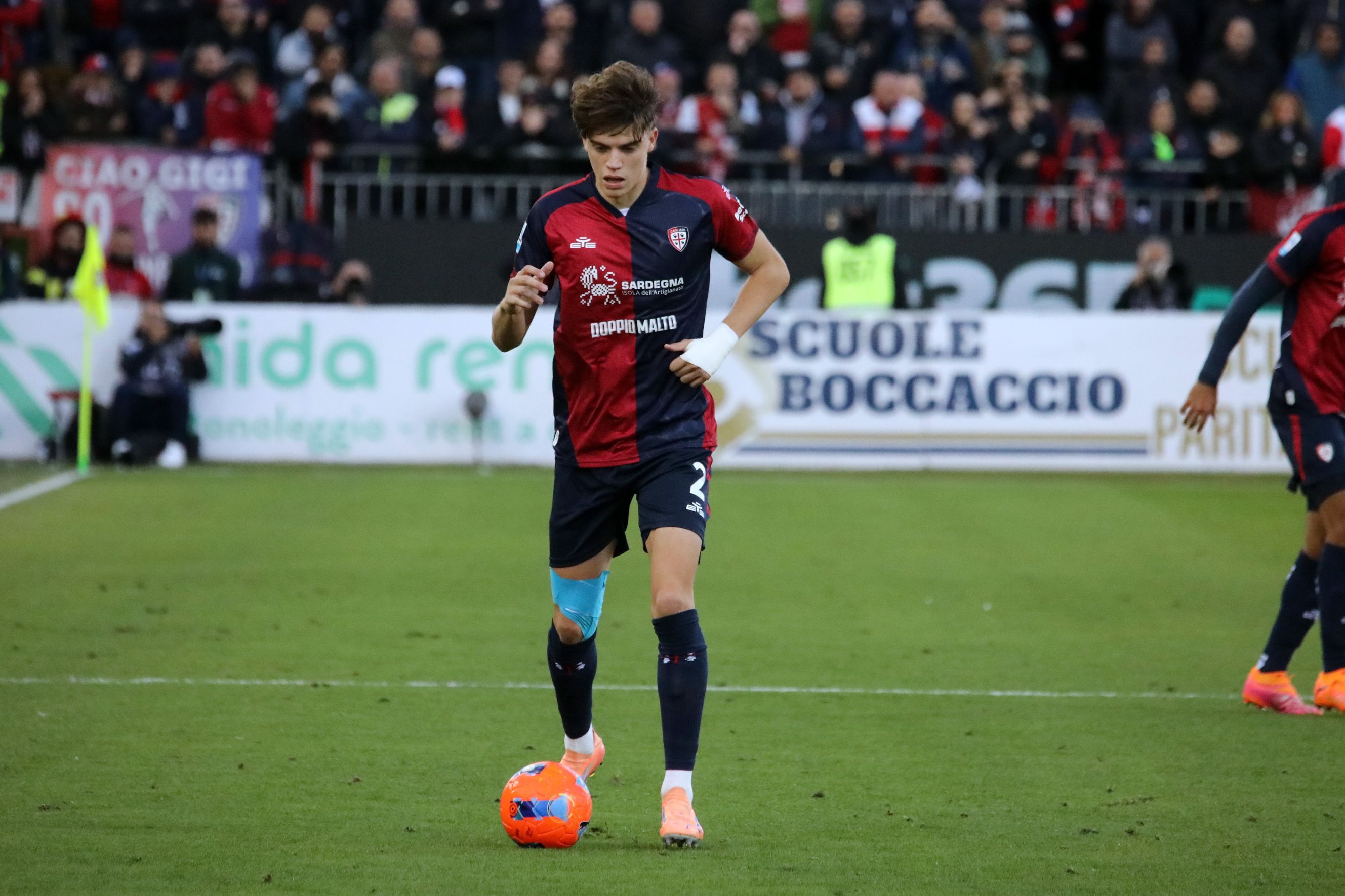 Marco Palestra in action for Cagliari.