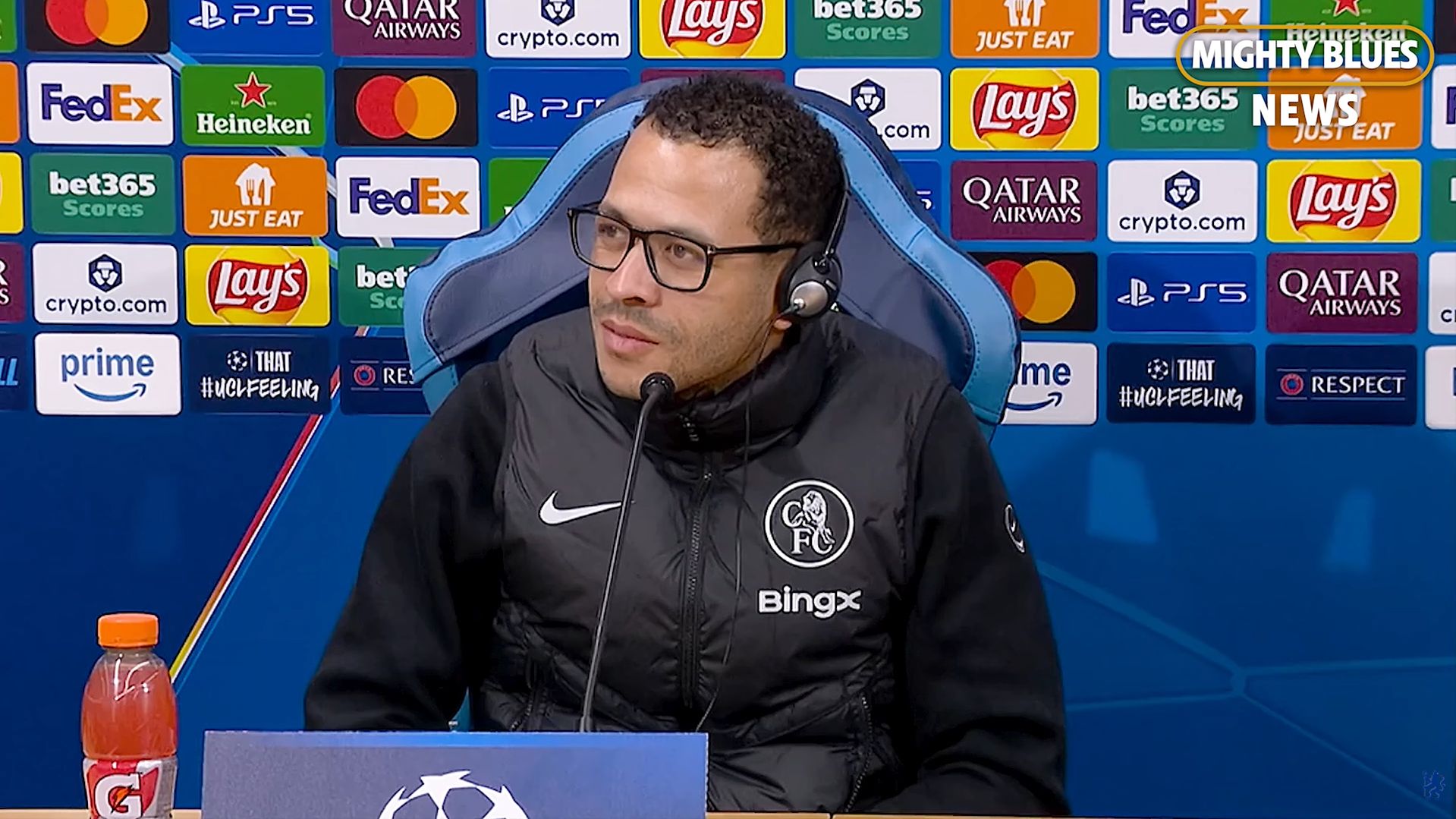 Liam Rosenior answers questions in Italian.