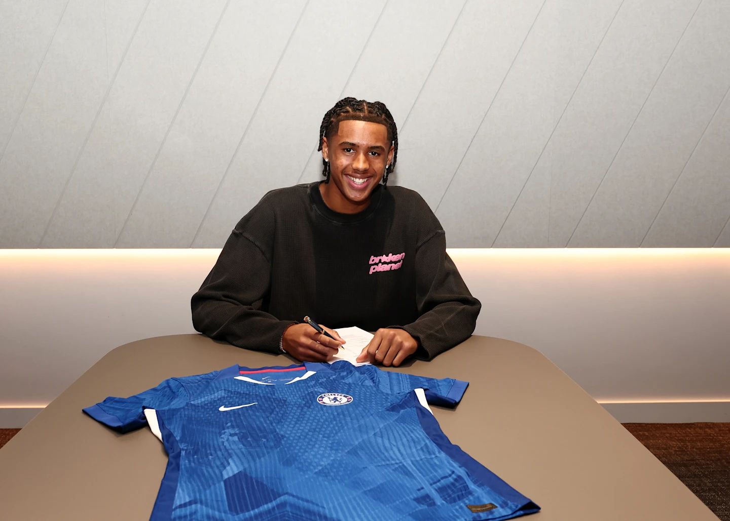 Olutayo Subuloye signs new Chelsea contract.