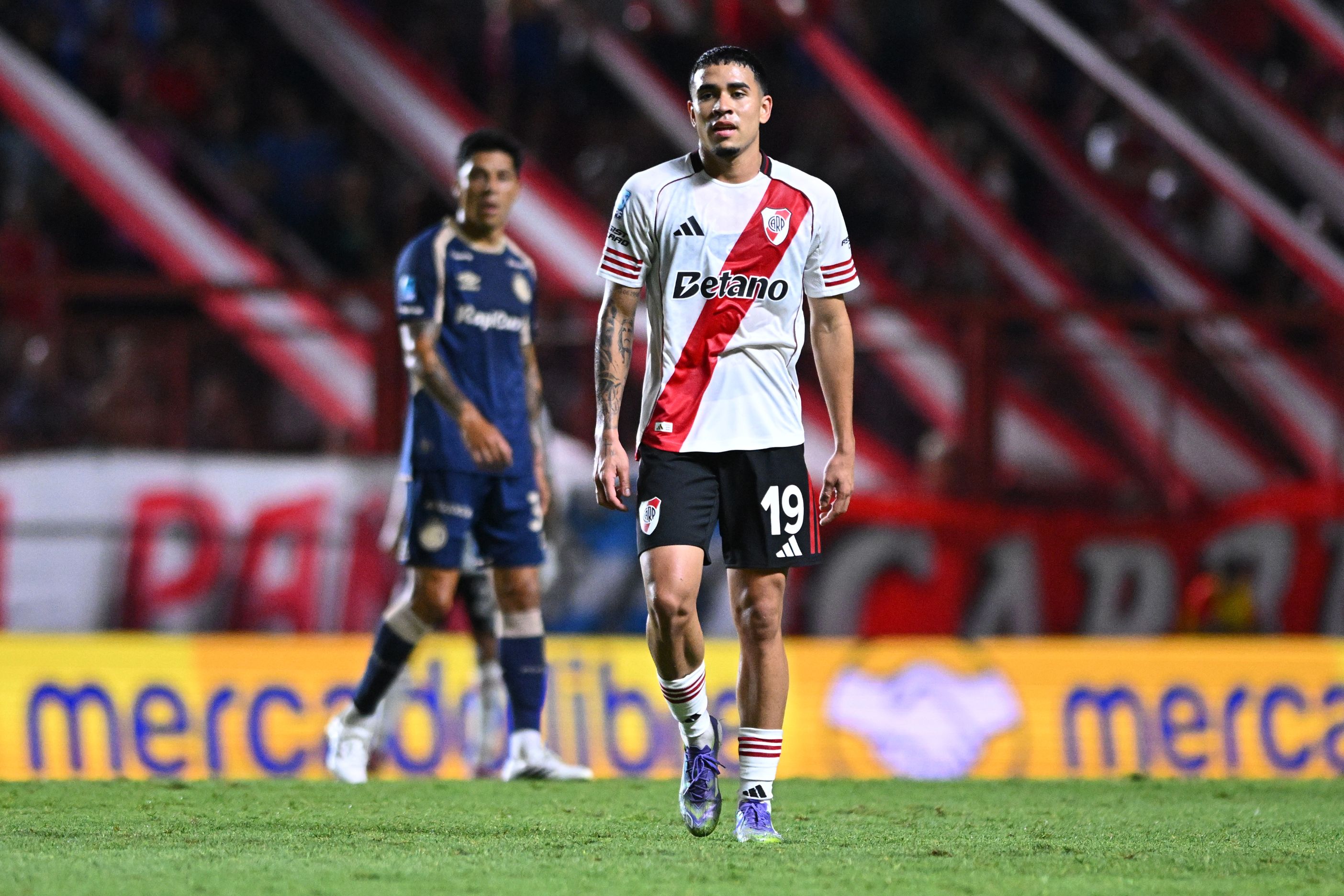 Kendry Paez in action for River Plate.