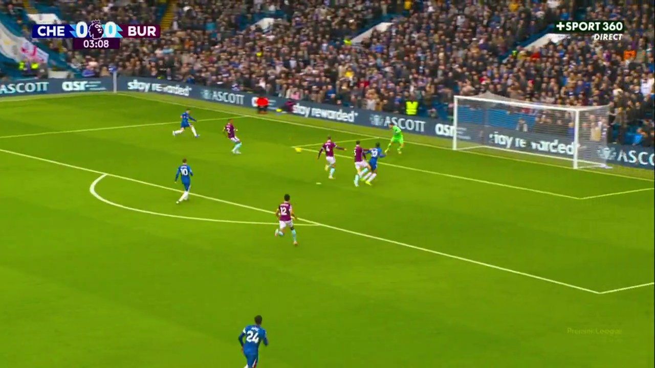 Joao Pedro meets Pedro Neto's cross.