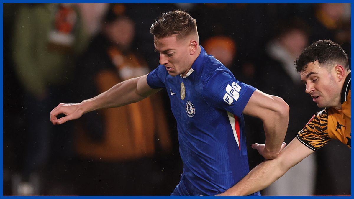 Liam Delap breaks the Hull back line.