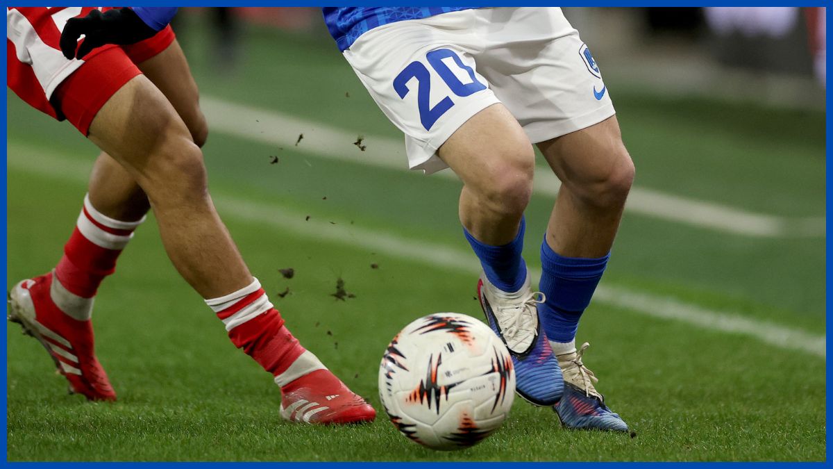 Konstantinos Karetsas with the ball.