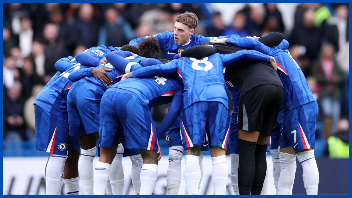 A group generic Chelsea photo in a huddle.