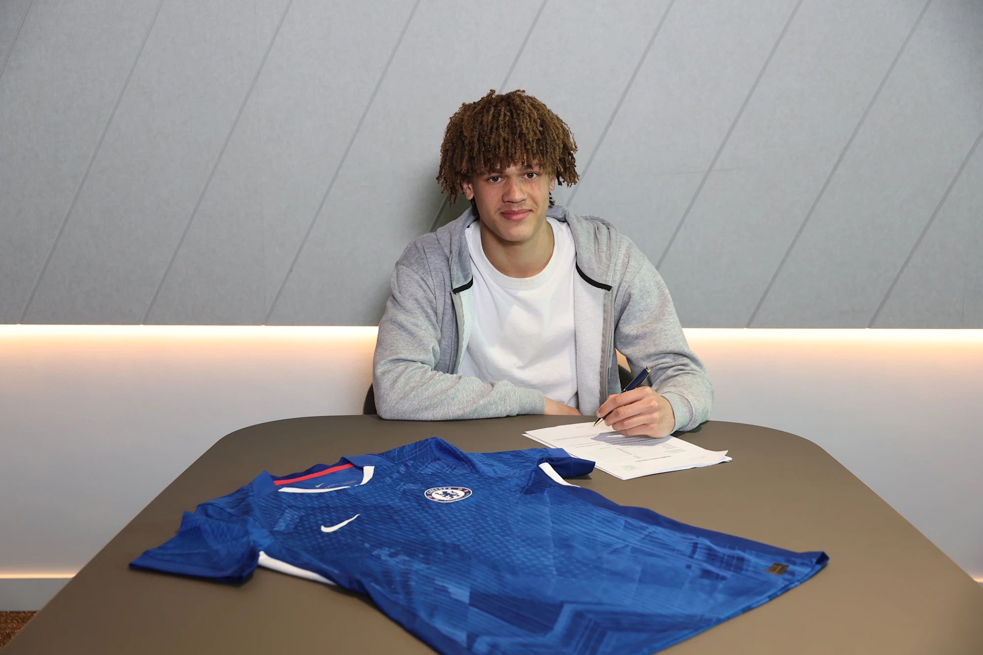 Landon Emenalo signs his Chelsea contract.