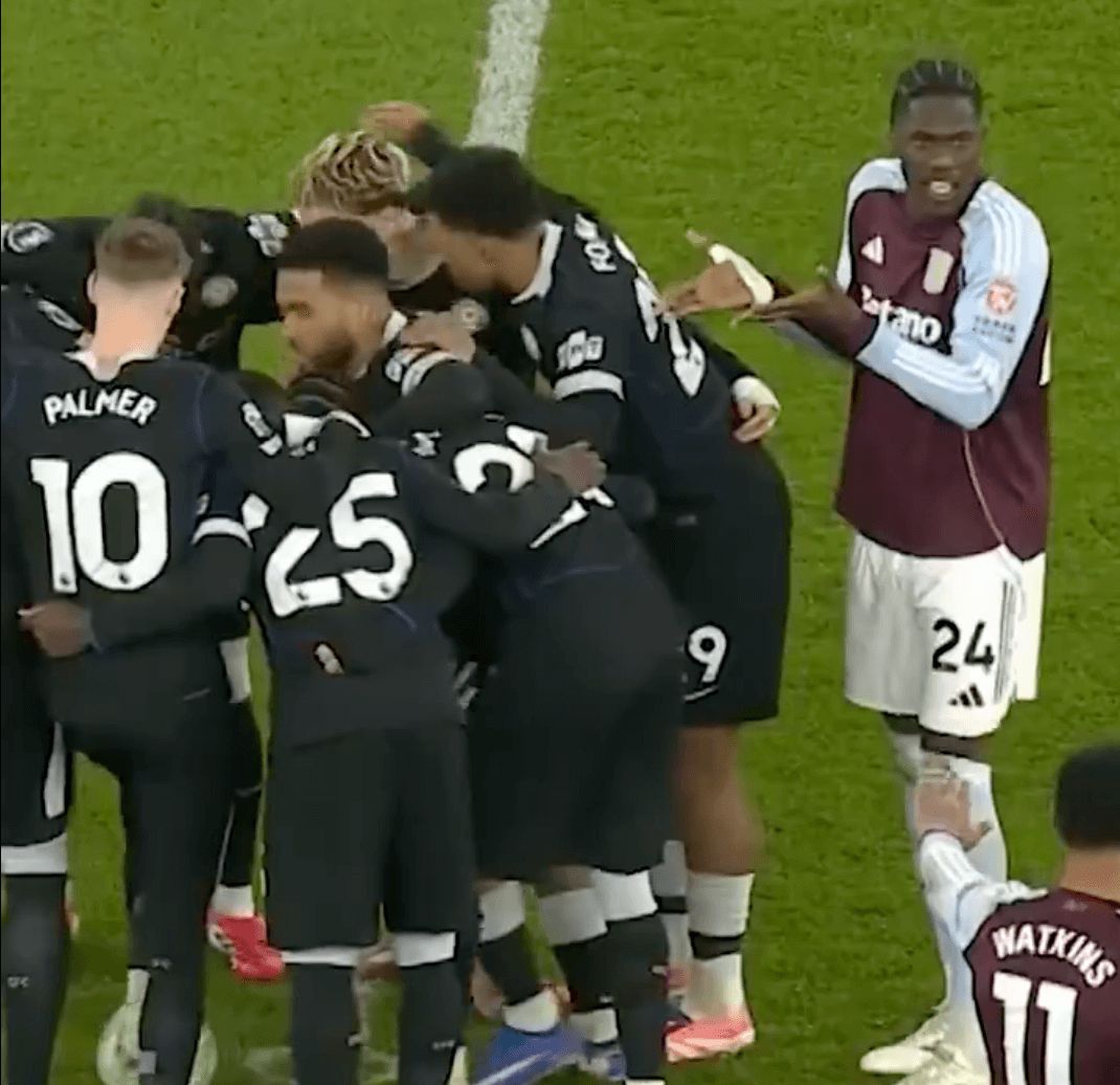 Chelsea's pre-match huddle annoys Amadou Onana.
