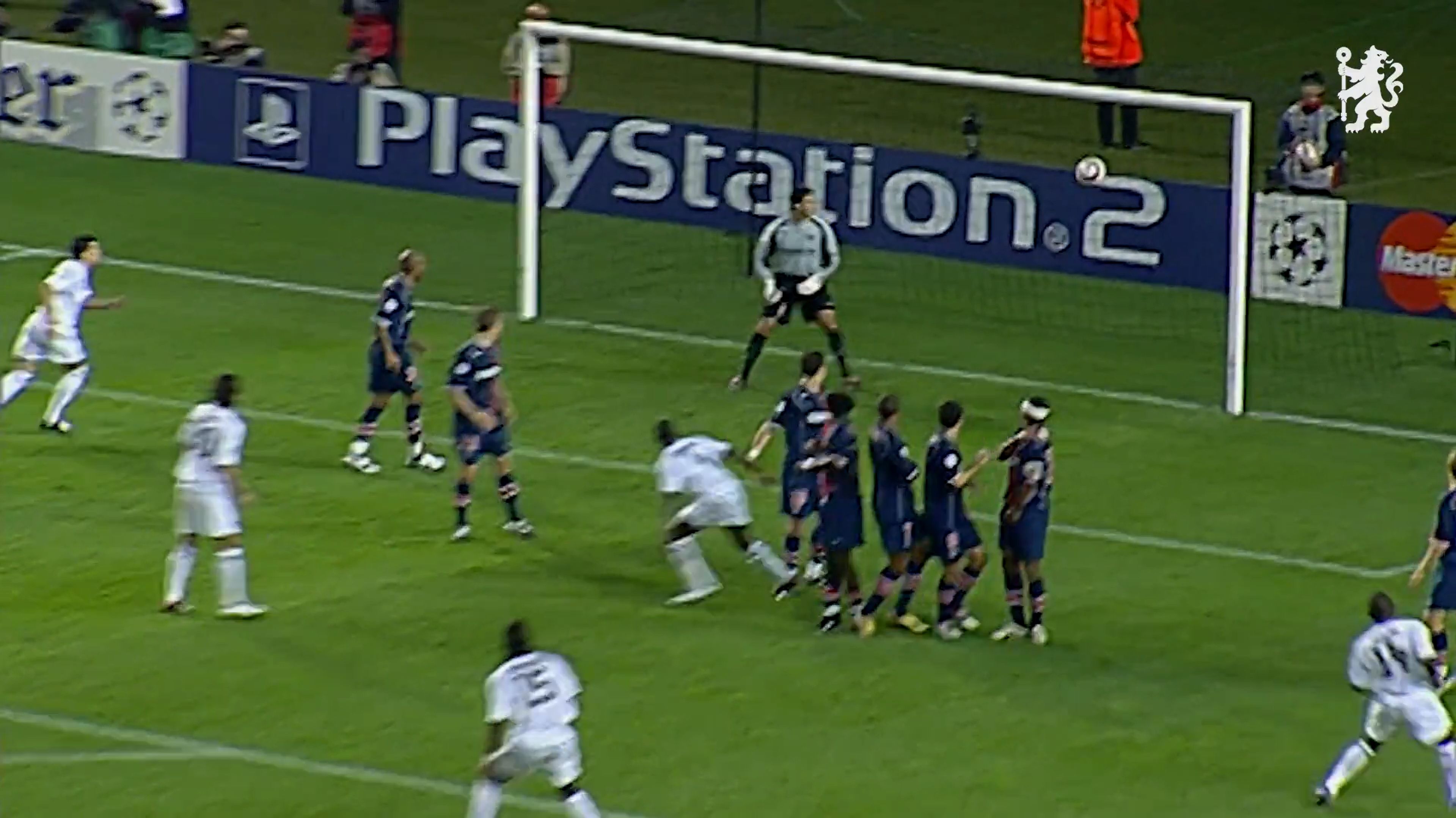 Didier Drogba scores a free kick against PSG.