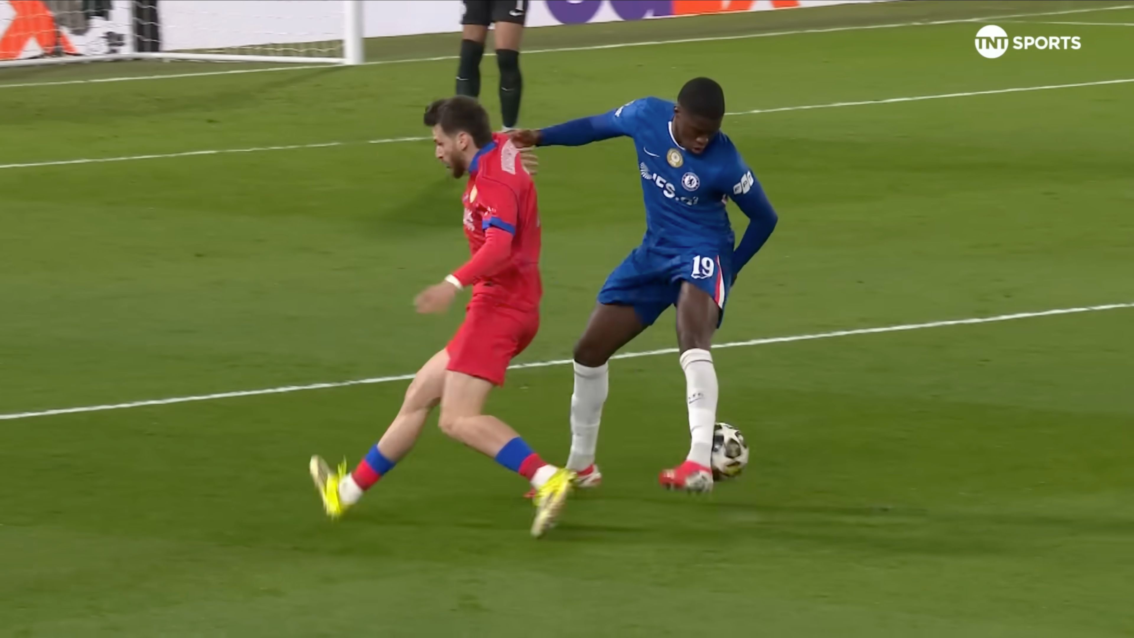Mamadou Sarr makes a mistake against PSG.