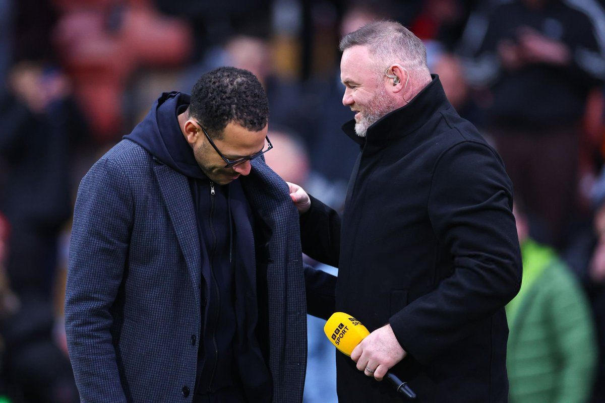 Wayne Rooney talks to Liam Rosenior ahead of Chelsea - Wrexham.