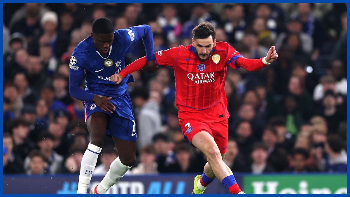 Khvicha Kvaratskhelia turns Mamadou Sarr.