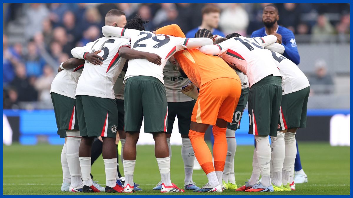Chelsea group huddle against Everton.