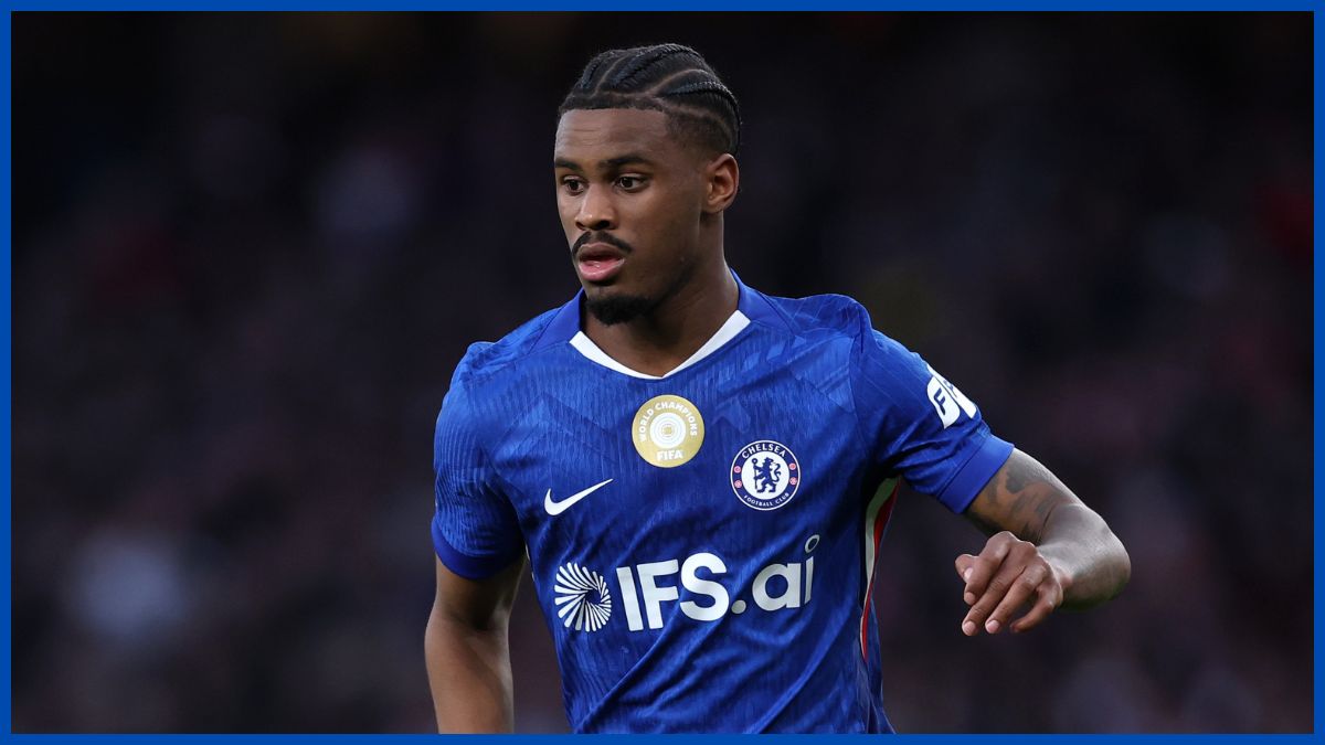 Jorrel Hato playing in midfield.