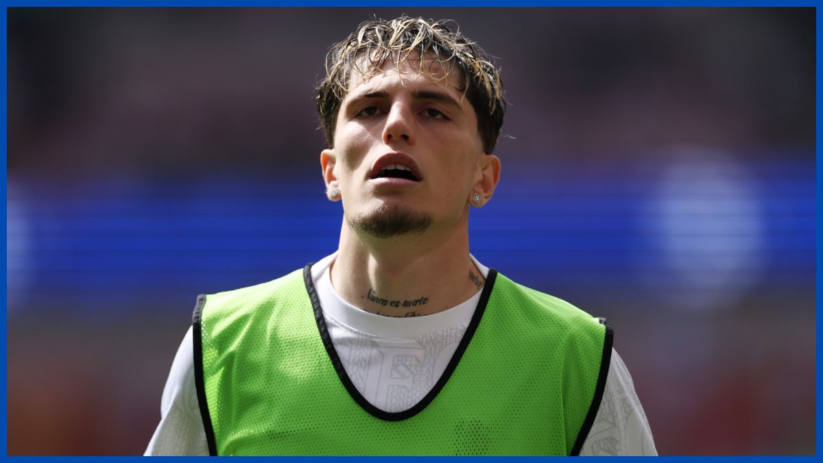 Alejandro Garnacho warms up for Chelsea.