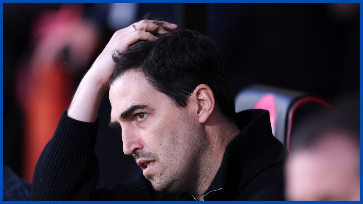 Andoni Iraola on the bench.